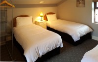 Ensuite twin bedroom in Johnny B's B&B Guest accommodation, Ballybofey, Co. Donegal, Ireland